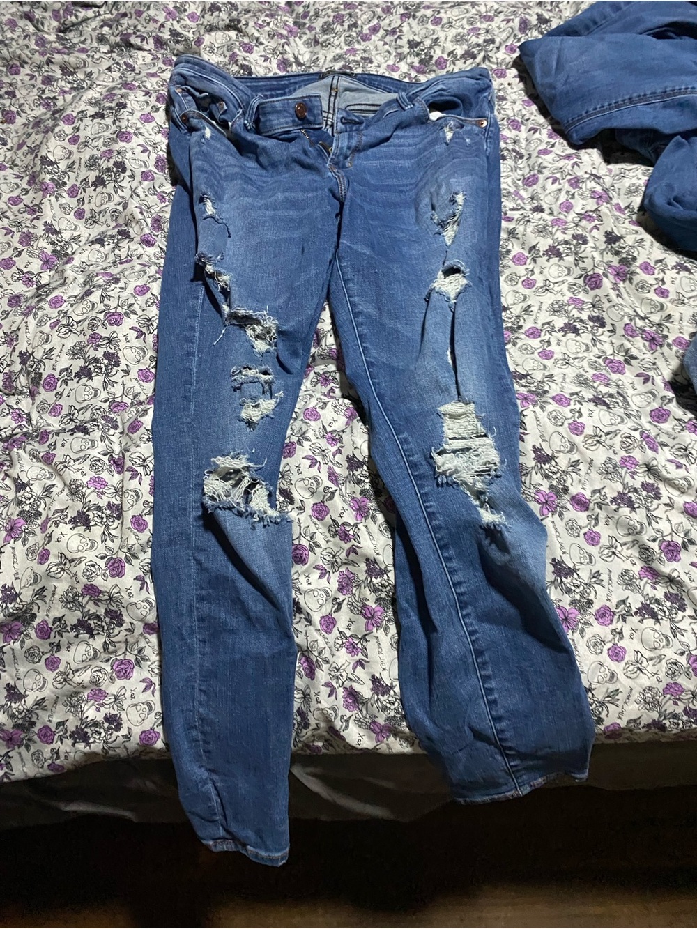 Abercrombie & Fitch Distressed Blue Ripped Jeans size 33/16